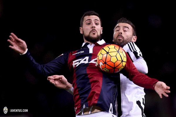 Barzagli lucha con Destro por el balón | Foto: Juventus
