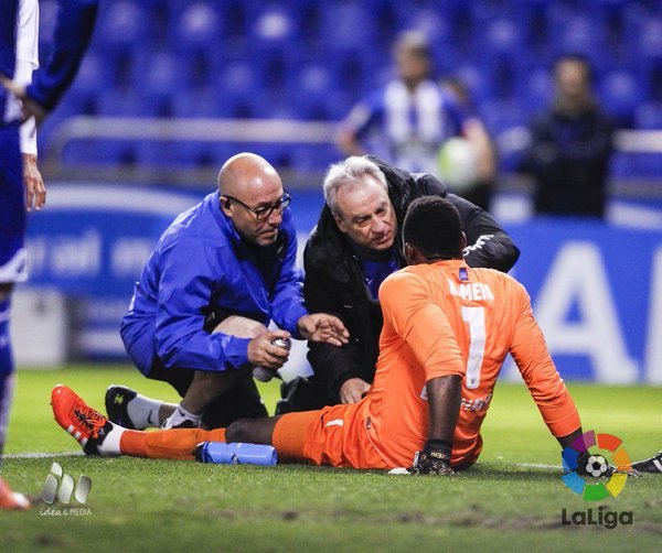 Los médicos atienden a un Kameni dolorido | Foto: La Liga