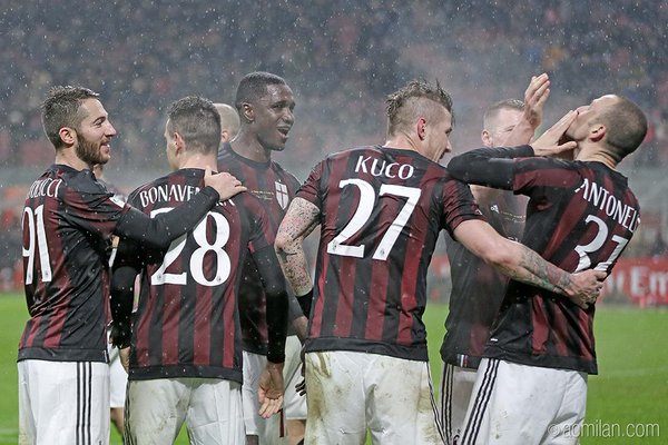 Los jugadores felicitan a Antonelli por su gol | Foto: AC Milan