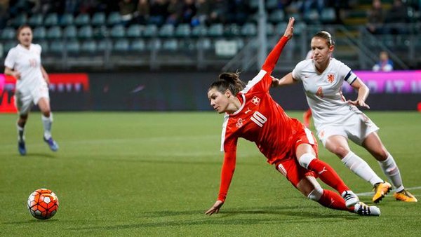 Bachmann (left) bagged a late third of the game for Switzerland, but it wasn't enough for her side to get anything from the game. | Photo: RTS Sport