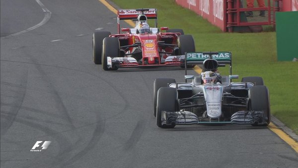 Lewis Hamilton aguanta a Sebastian Vettel en la parte final de la carrera | Fuente: @F1
