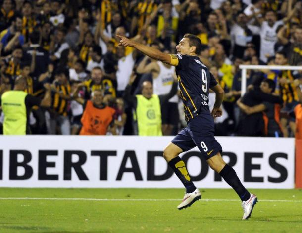 Maro Rubén celebrando un gol con la camiseta de Rosario | Fuente: Conmebol