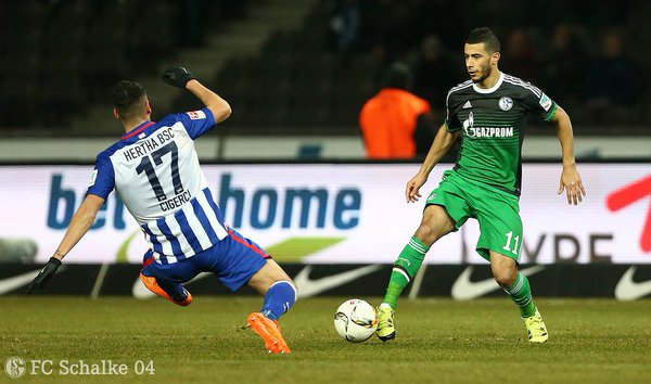 Cigerci y Belhanda pugnan por el balón | Foto: Schalke 04