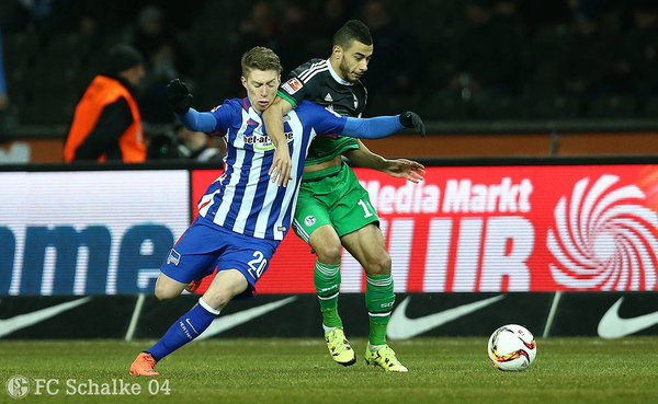 Weiser y Belhanda intentan controlar el balón | Foto: Schalke 04