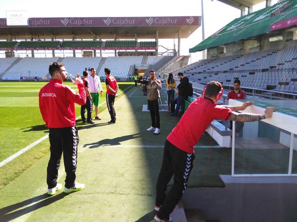 Los jugadores observan el terreno de juego con el estadio vacío | Foto: CD Lugo