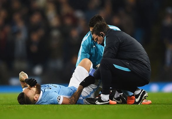 Otámendi (pictured) in pain on the turf following his unfortunate collision | Photo: SkySports