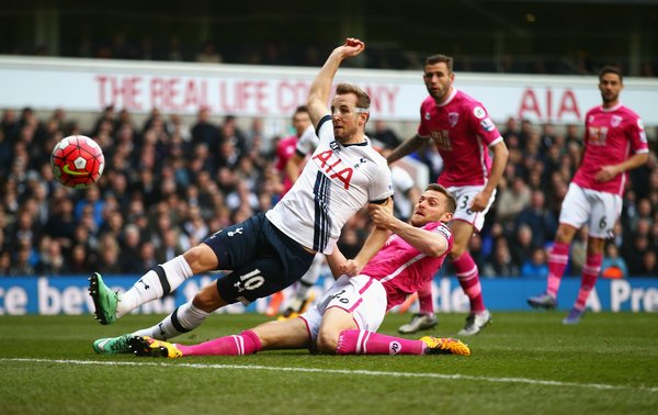 Kane scoring the first of his two goals against Bournemouth | Photo: Getty Images