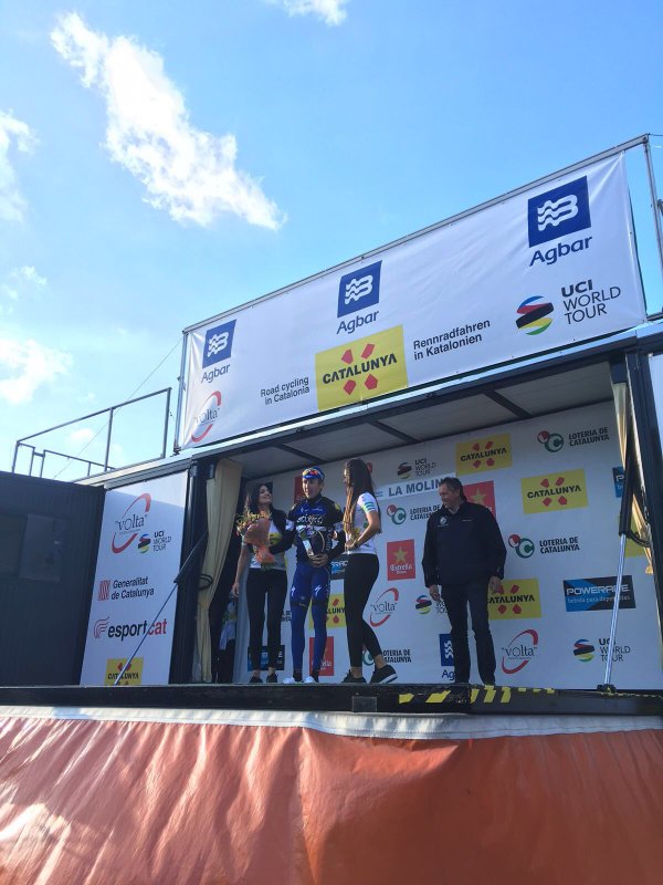 Daniel Martin celebra en el podio la victoria conseguida | Foto: Etixx - Quick Step