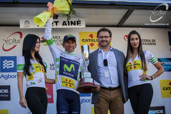 Nairo Quintana, en el podio, con el nuevo maillot de líder | Foto: Jon Herránz - Volta a Catalunya