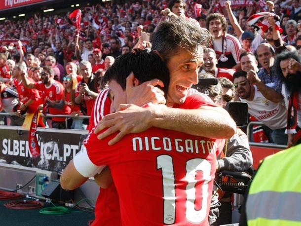 Gaitán y Jonas celebrando uno de los goles del Benfica