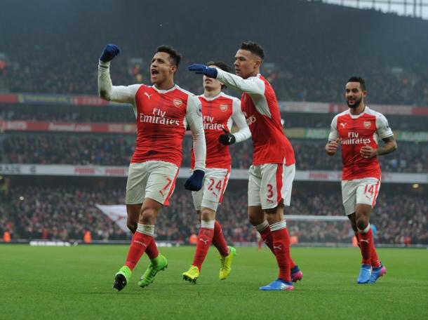 Alexis celebra junto a sus compañeros uno de sus goles frente al Hull City | Fotografía: Arsenal