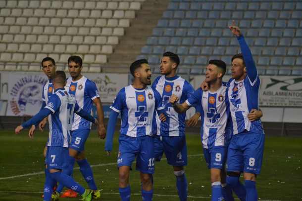 El uruguayo Britos y sus compañeros celebran su gol ante el UCAM. Foto: Lorca Deportiva