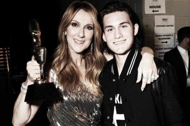 Celine Dion posando con su hijo y su premio. (Foto (sin efecto): web billboard). 