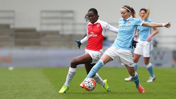 Asllani and Oshoala battle for possession in midfield | Photo: Manchester City's Twitter account