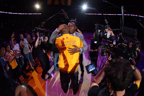 Magic Johnson abraça Kobe após discurso (Foto: Divulgação/NBA)