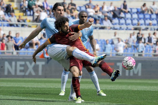 Bisevac y Salah pelean un balón | Foto: Lazio