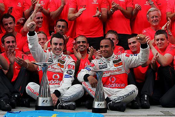 Alonso y Hamilton celebrando el GP de Malasia | Fuente: @MclarenF1