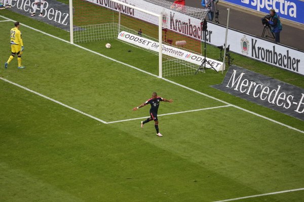 Douglas Costa celebra su 3° gol en Bundesliga. // (Foto de fcbayern.de)