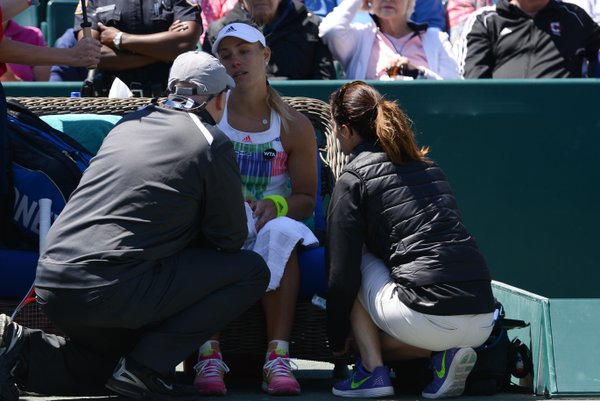 Kerber calls for the trainer | Photo: Christopher Levy