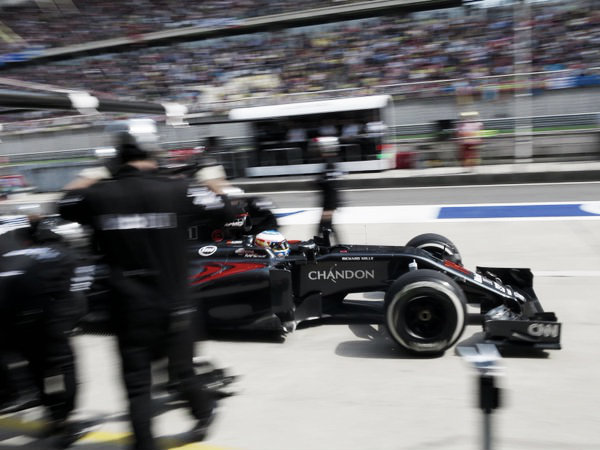 Fernando Alonso optó por una estrategia a dos paradas | @McLarenF1