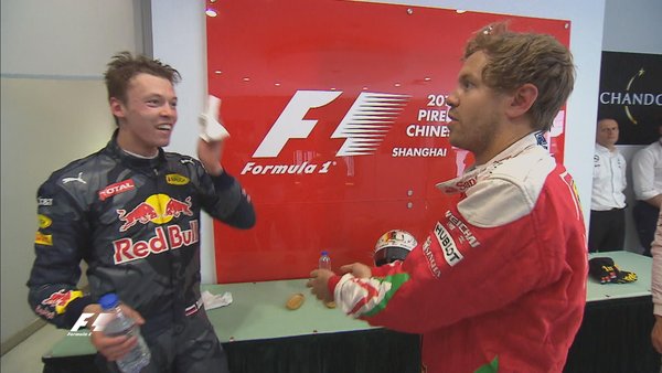 Sebastian Vettel reprocha a Daniil Kvyat su adelantamiento | Fuente: @F1