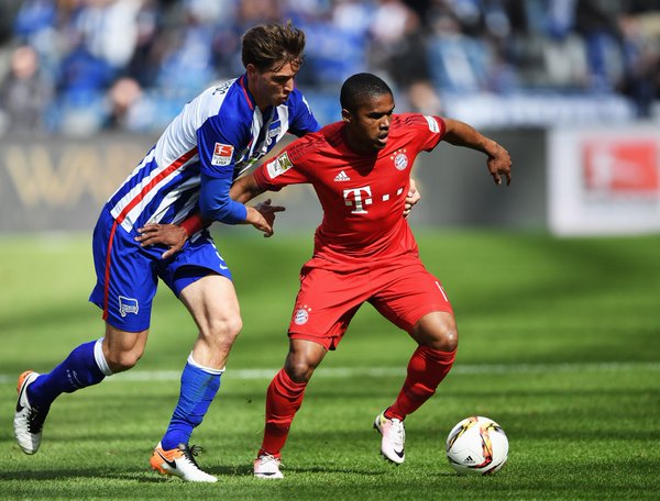 Douglas Costa difende palla. Fonte: fcbayern.de