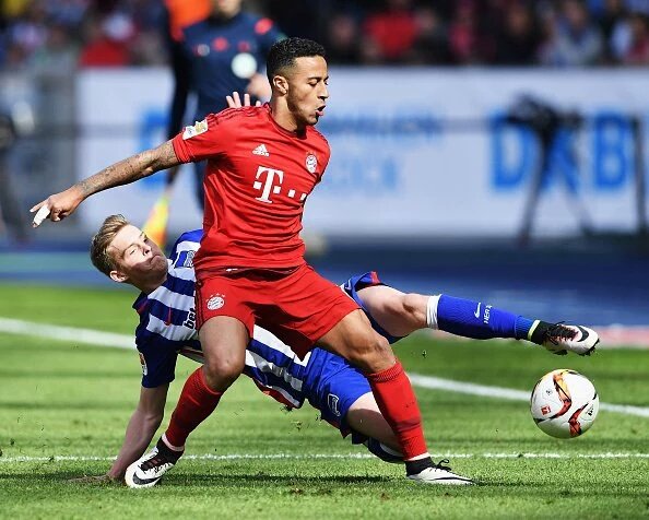 Thiago Alcantara subisce l'intervento di un avversario. Fonte: fcbayern.de