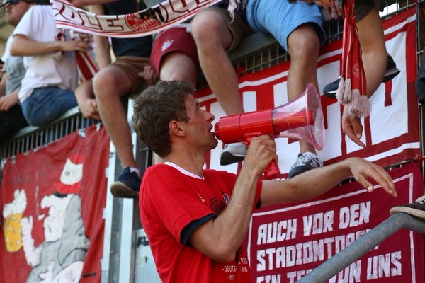 Müller celebra con los aficionados en el Audi Sportpark. // (Foto de fcbayern.de)