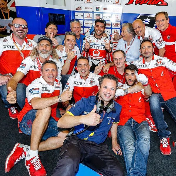 Petrucci and his team celebreate victory | Photo: Twitter/pramacracing