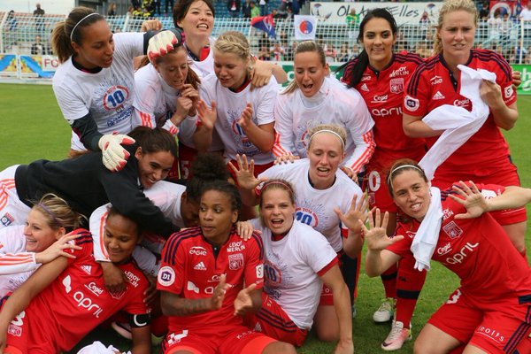 Lyon celebrate after clinching a 10th successive league title. (Photo: @corinepetit17)