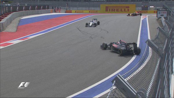 Jenson Button trompea en la curva 16 | Fuente: @F1