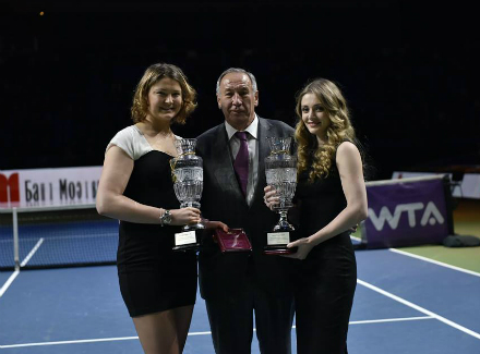 Chakvetadze (right) and Dinara Safina (left) with Shamil Tarpischev at the Kremlin Cup in 2014 after their retirement ceremony. Photo: Kremlin Cup