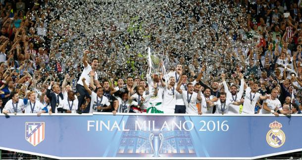 Sergio Ramos eleva al cielo de Milán la Copa de Europa | Realmadrid.com