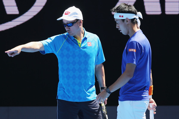 Michael Chang (left) gives directions to Kei Nishikori during a practice. Photo: Michael Dodge/Getty Images