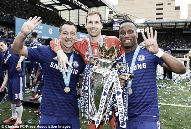 John Terry, Petr Cech y Didier Drogba con el título de Premier League. Foto: Chelsea FC.