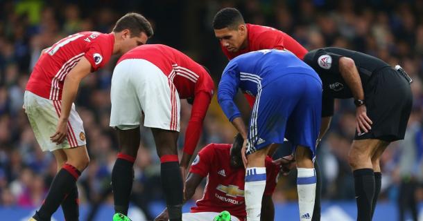 Momento de la lesión de Bailly en Stamford Bridge. Foto: Premier League