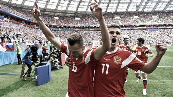 Cheryshev celebra uno de los goles junto a Zobnin/ Foto: Getty
