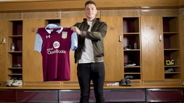 Chester posa con sus nuevos colores. Foto: Aston Villa