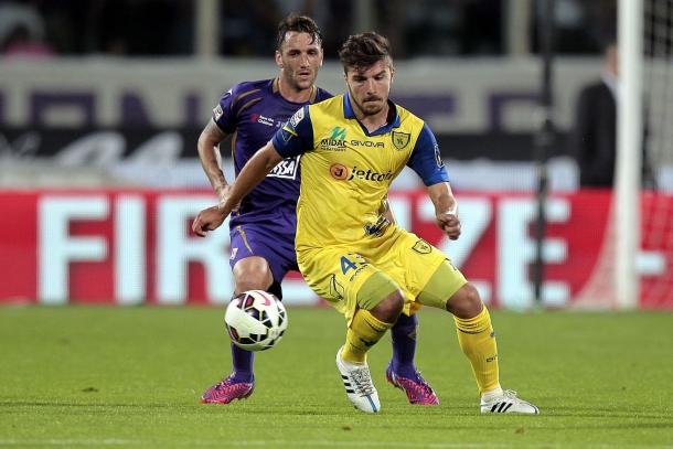 Gonzalo Rodríguez intenta robar el balón a Paloschi | Foto: ACF Fiorentina