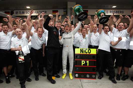 Rosberg celebrando con Ross Brawn y su equipo la victoria. Fuente: Getty