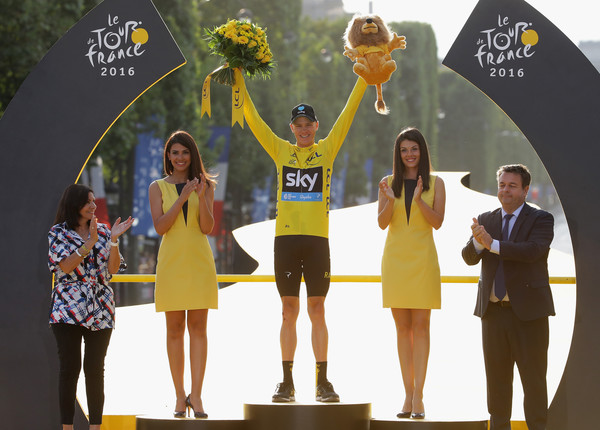 Chris Froome en el último podio del Tour de Francia 2016 vestido de amarillo | Foto: Zimbio
