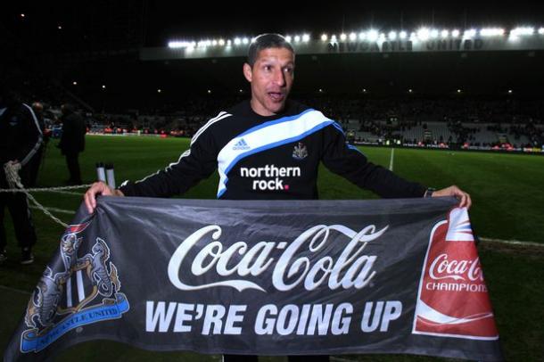 Hughton celebrando el ascenso. Foto: Newcastle United