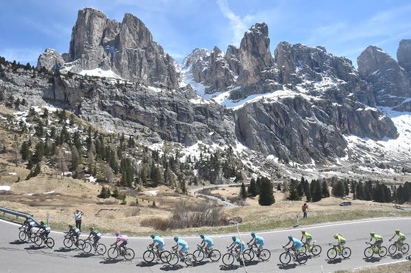 Il gruppo con le dolomiti sullo sfondo. Fonte. giroditalia.it