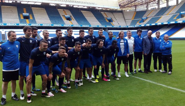 Foto de grupo de todos los integrantes de la selección gallega en el estadio de Riazor. Foto: Federación Gallega de Fútbol