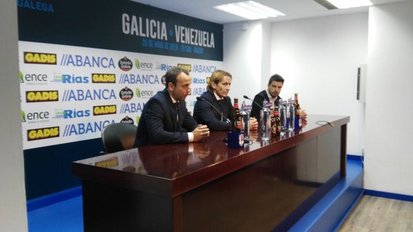 Rueda de prensa de los seleccionadores gallegos, Fran y Michel Salgado, después del encuentro. Foto: Federación Gallega de Fútbol