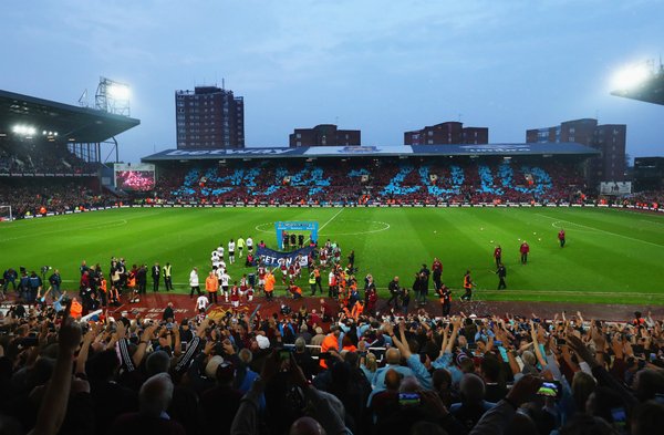 La coreografia del Boleyn Ground all'ingresso in campo delle squadre (da Twitter)