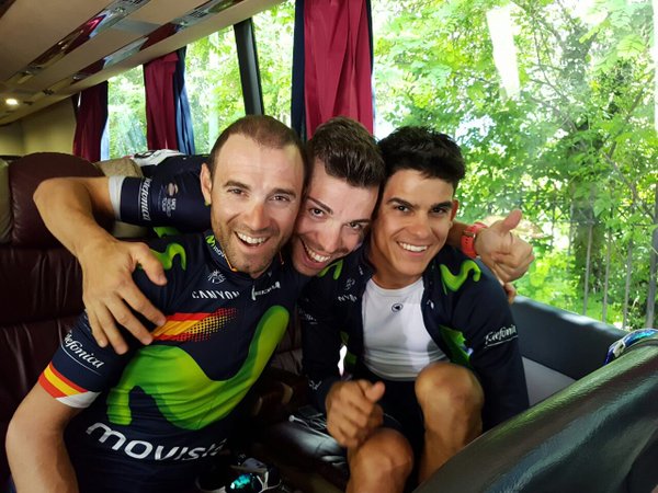 Valverde, Visconti y Amador esta mañana en el bus. | Fuente: Twitter (@Movistar_Team)