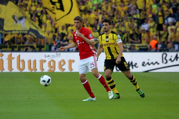 Müller pelea el balón con Hummels durante el partido. // (Foto de fcbayern.de)