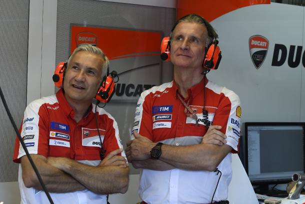Ciabatti (derecha) siguiendo de cerca las evoluciones de sus pilotos | Foto: Team Ducati