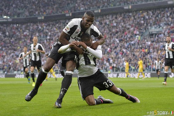 La gioia di Pogba ed Evra dopo il gol del terzino. (fonte: Juventus.com)